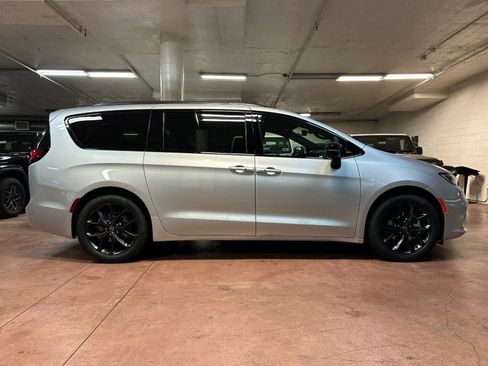 New 2026 Chrysler Pacifica Limited w/ Uconnect Theater Family Group image 6