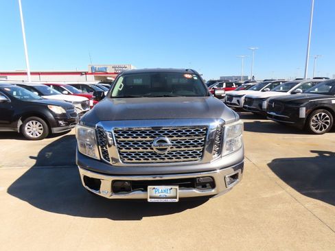 Used 2017 Nissan Titan SV image 5