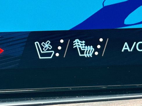 Certified 2025 Chevrolet Suburban Premier image 32