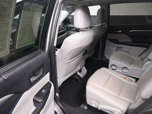 Used 2019 Toyota Highlander Limited image 18
