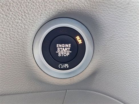 Used 2020 Chrysler Pacifica Limited image 22