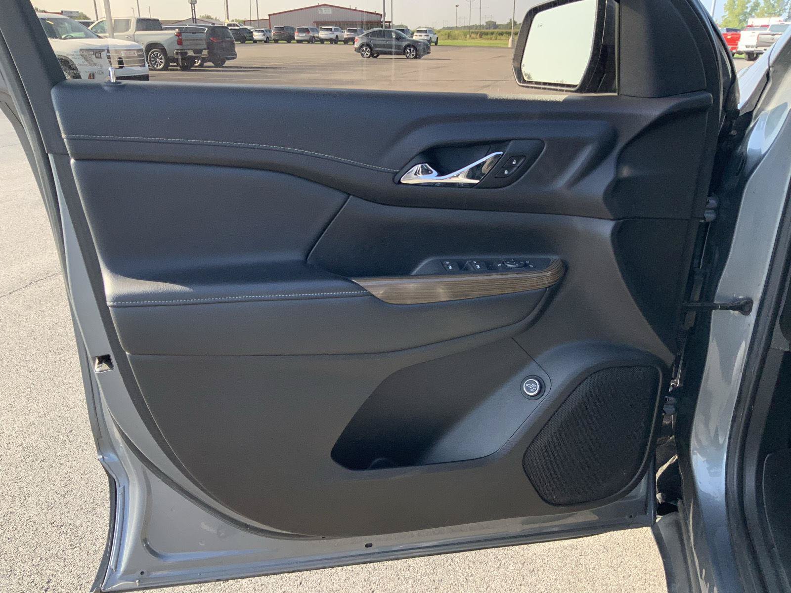 Used 2021 GMC Acadia SLE w/ Driver Convenience Package FWD image 17