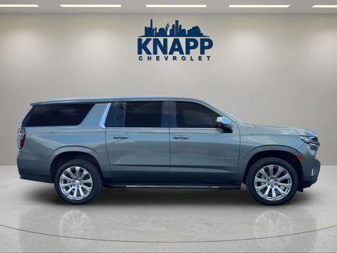 Used 2023 Chevrolet Suburban Premier w/ Advanced Technology Package RWD image 6