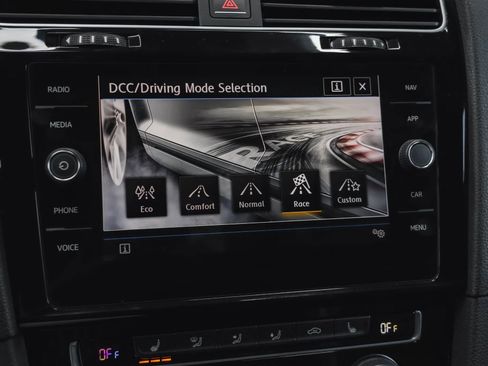 Used 2018 Volkswagen Golf R 4-Door image 68