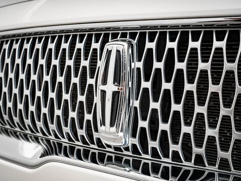 Used 2019 Lincoln Nautilus Select image 3