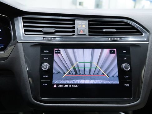 Used 2020 Volkswagen Tiguan SEL AWD/4WD image 28