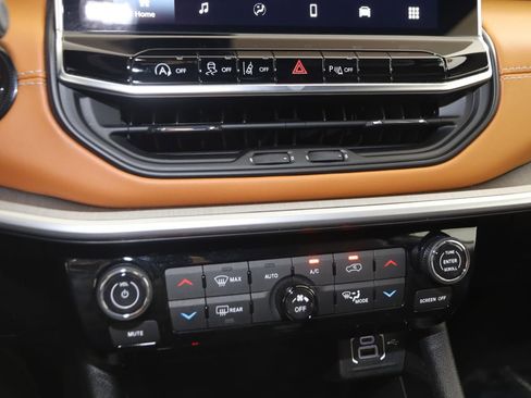 Used 2025 Jeep Compass Limited image 30