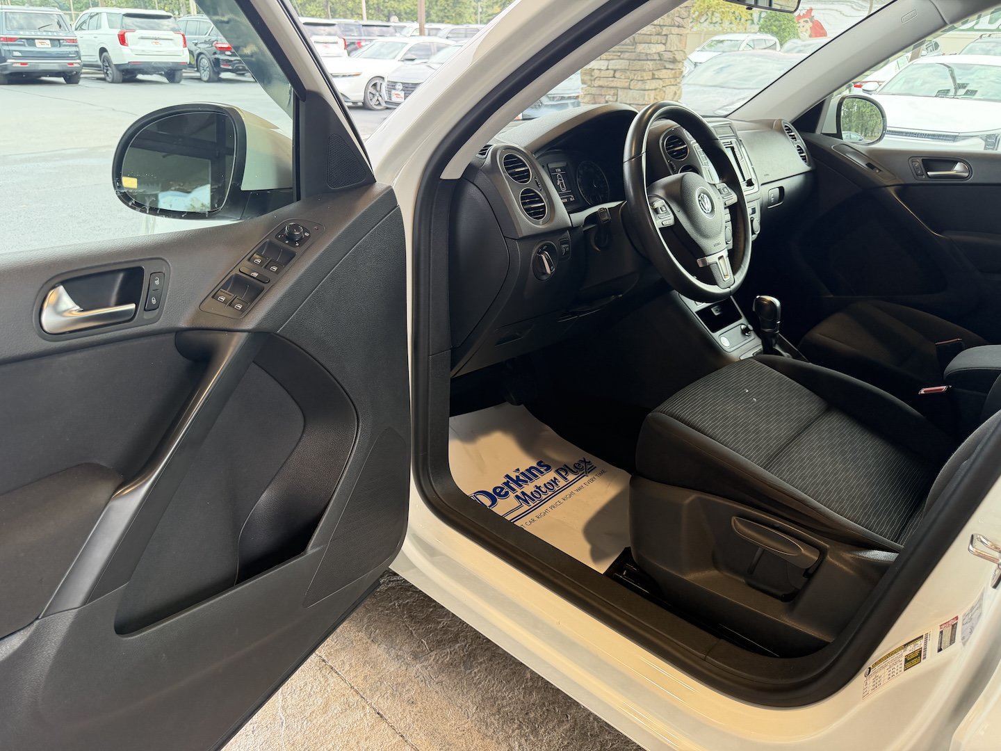 Used 2017 Volkswagen Tiguan Limited w/ Premium Package FWD image 3