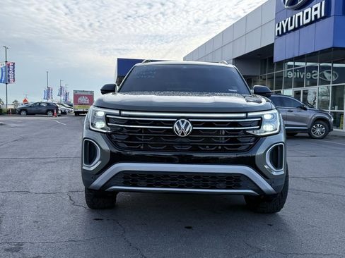 Used 2024 Volkswagen Atlas Peak Edition SE image 2