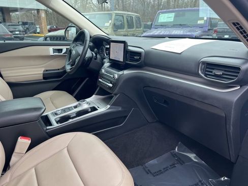 Used 2020 Ford Explorer XLT w/ Equipment Group 202A image 30