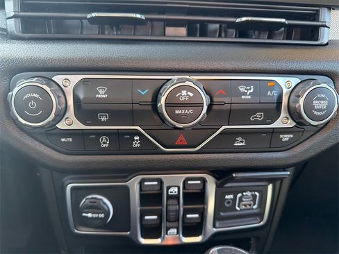 Used 2025 Jeep Gladiator Sport image 11