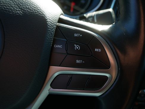 Used 2020 Jeep Cherokee Latitude Plus w/ Comfort/Convenience Group AWD/4WD image 25