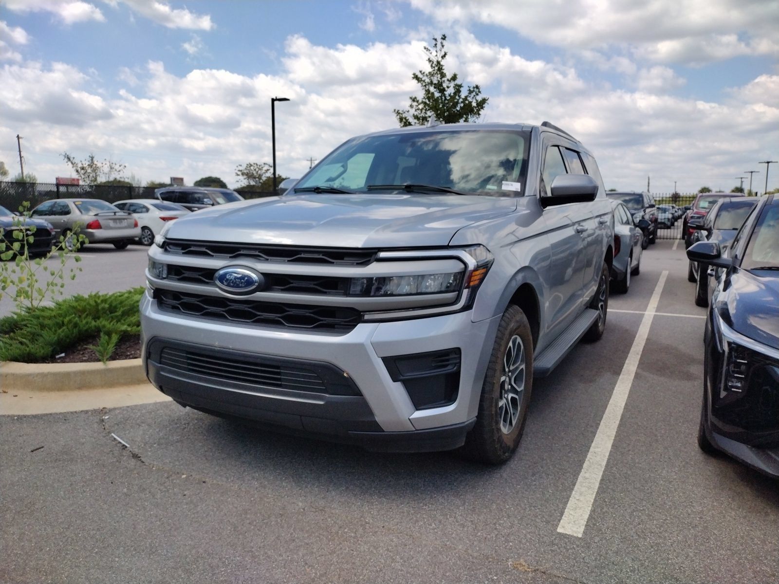 Used 2024 Ford Expedition XLT RWD image 3