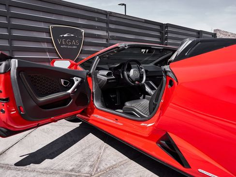 Used 2023 Lamborghini Huracan EVO RWD image 30
