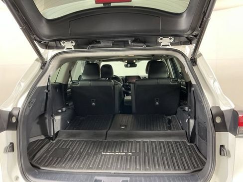 Used 2020 Toyota Highlander XLE AWD/4WD image 30