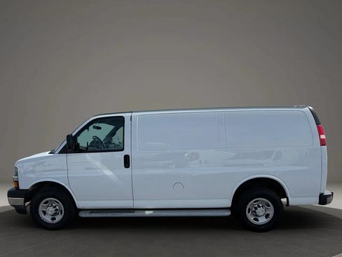 Used 2018 Chevrolet Express 2500 w/ Driver Convenience Package RWD image 3