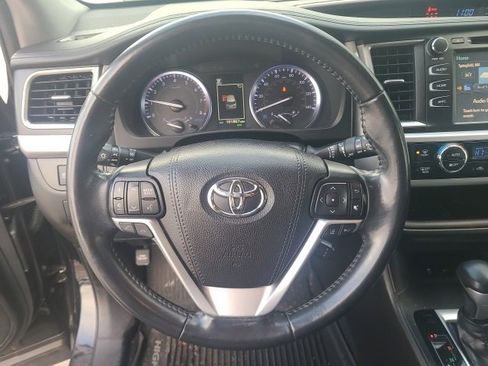 Used 2019 Toyota Highlander XLE image 19