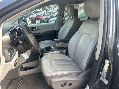 Used 2017 Chrysler Pacifica Touring-L Plus FWD image 20