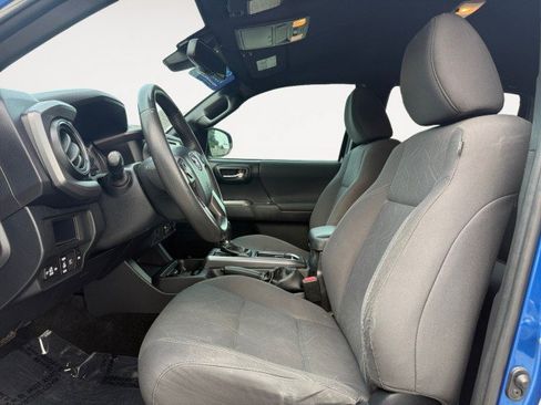 Used 2018 Toyota Tacoma TRD Sport AWD/4WD image 4