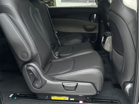 New 2026 Kia Carnival EX image 15