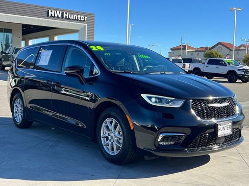 Certified 2024 Chrysler Pacifica Touring-L image 8