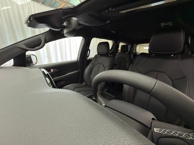 Used 2025 Chrysler Pacifica Select AWD/4WD image 5