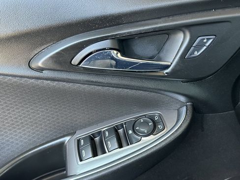 Used 2017 Chevrolet Malibu LT FWD image 10