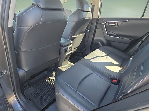 Used 2019 Toyota RAV4 Limited image 16