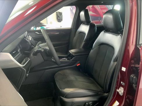 Used 2023 Jeep Grand Cherokee Altitude image 9