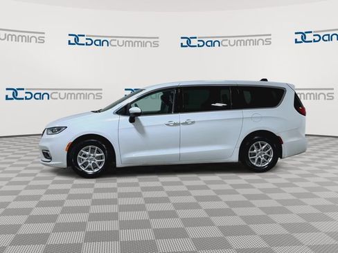 Used 2023 Chrysler Pacifica Touring-L FWD image 6