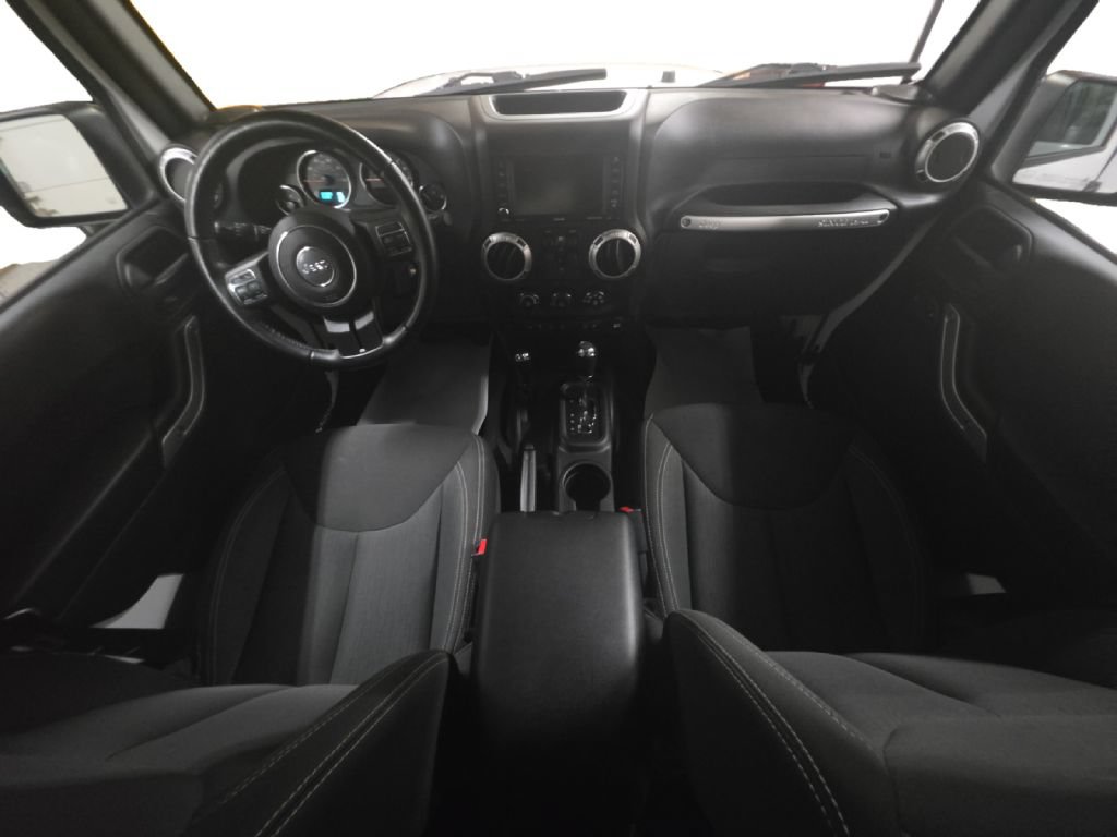 Used 2017 Jeep Wrangler Unlimited Sahara w/ Connectivity Group AWD/4WD image 13