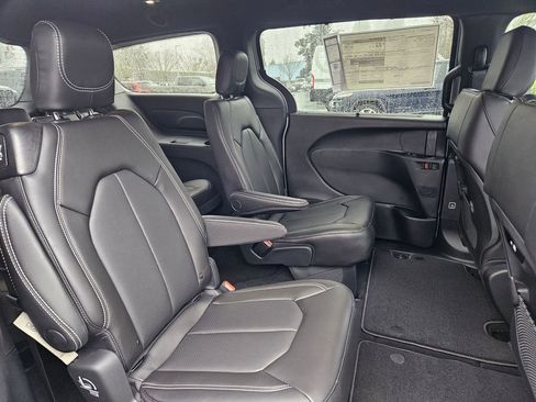 New 2026 Chrysler Pacifica Select image 34