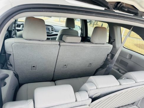 Used 2016 Toyota Highlander LE image 10