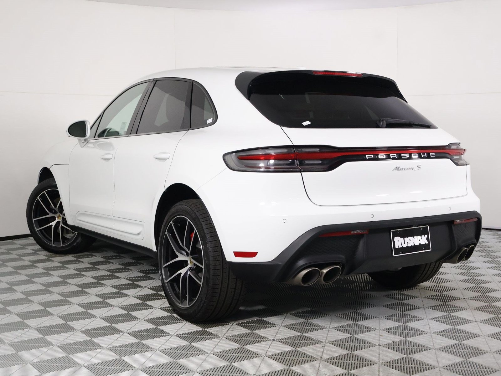 Certified 2022 Porsche Macan S AWD/4WD image 3
