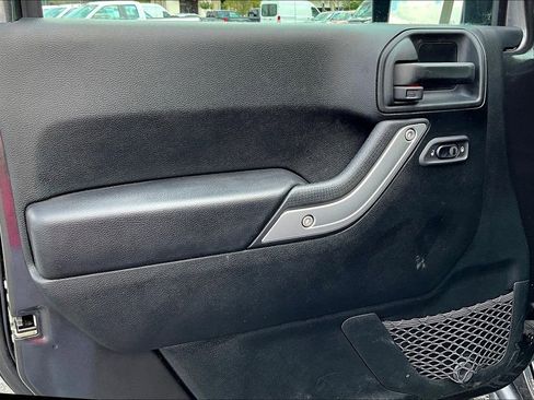 Used 2018 Jeep Wrangler Unlimited Rubicon w/ Connectivity Group image 22