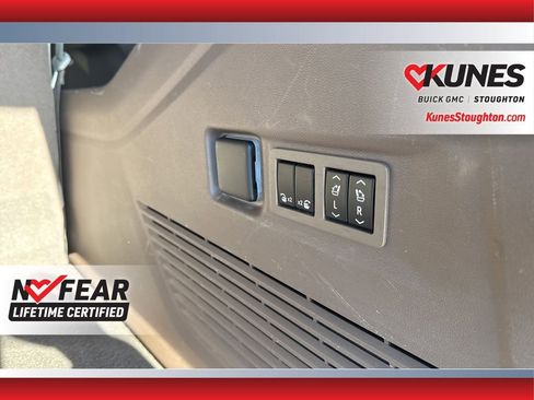 Used 2023 GMC Yukon XL Denali image 31