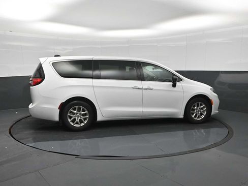 Used 2024 Chrysler Pacifica Touring-L FWD image 9