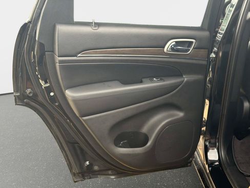 Used 2018 Jeep Grand Cherokee Overland RWD image 13