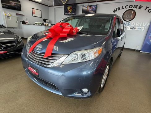 Used 2016 Toyota Sienna XLE w/ XLE Navigation Package AWD/4WD image 5