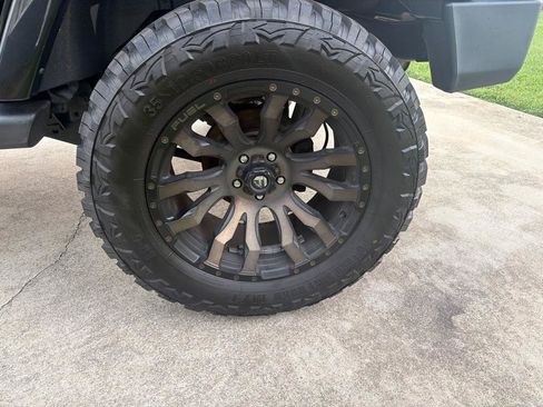 Used 2018 Jeep Wrangler Unlimited Sahara w/ Connectivity Group AWD/4WD image 28
