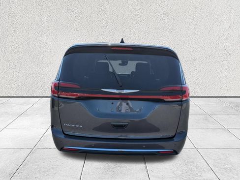 Used 2023 Chrysler Pacifica Touring-L FWD image 4