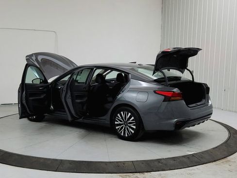 Used 2025 Nissan Altima 2.5 SV image 13