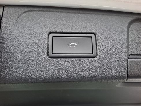 Certified 2022 Volkswagen Atlas SEL R-Line image 32