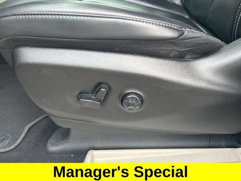 Used 2023 Chrysler Pacifica Touring-L FWD image 13