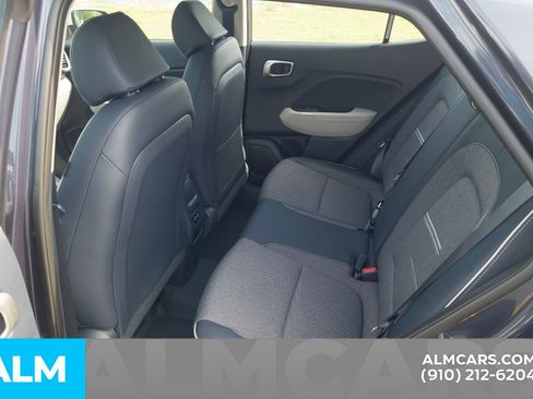 Used 2025 Hyundai Venue Limited image 17