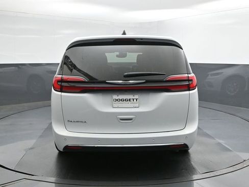 Used 2025 Chrysler Pacifica Select FWD image 5