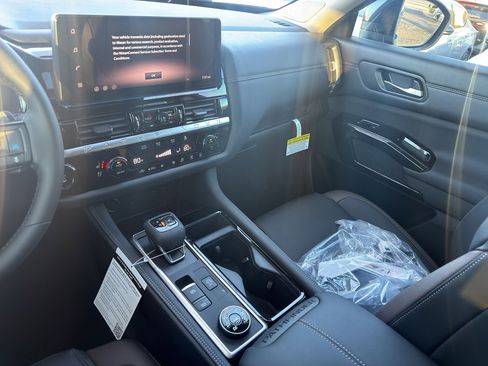 New 2026 Nissan Pathfinder Platinum image 24