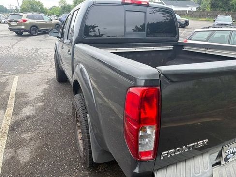 Used 2015 Nissan Frontier SV w/ SV Value Truck Package AWD/4WD image 9