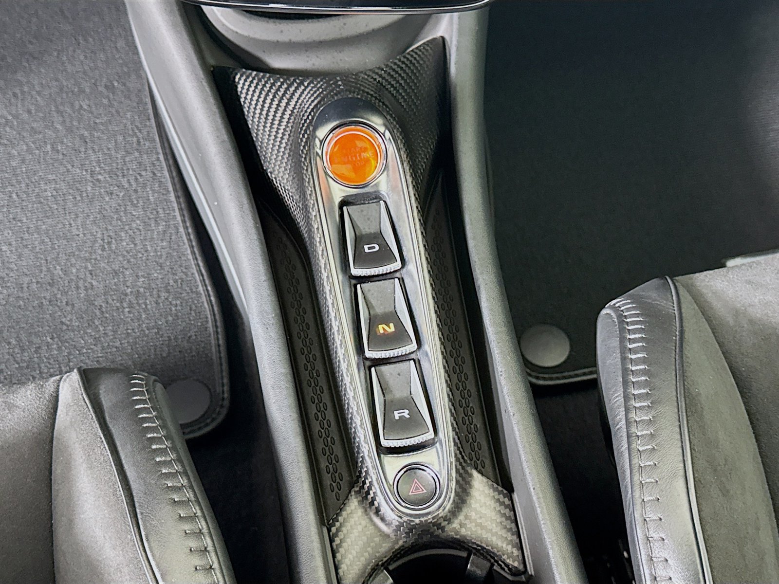 Used 2025 McLaren Artura RWD image 15