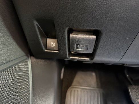 Used 2021 Toyota RAV4 SE w/ Weather & Moonroof Package image 33